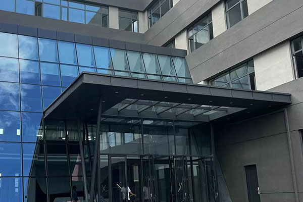 沈陽幕墻公司從節能工程的角度考慮，建筑幕墻可分為兩種!